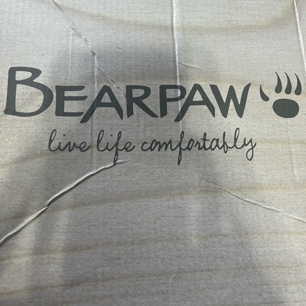 Bearpaw Brand ladies Elle short wide boots size 8